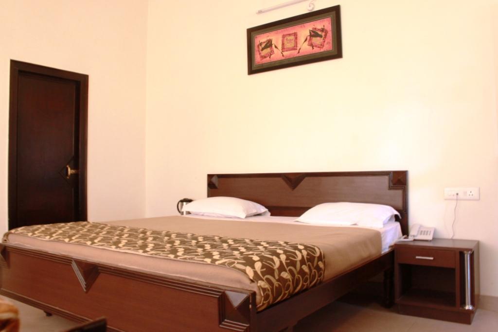 دهرادون Hotel Utsav المظهر الخارجي الصورة